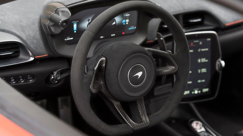 Auch im Cockpit gibt es keine Revolution. (Bild: McLaren)