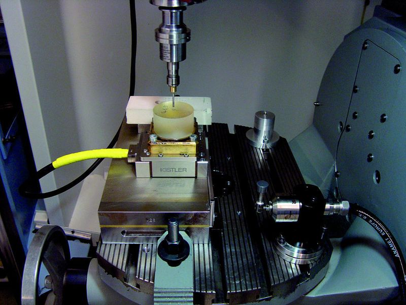 Bild 1: Ultraschallbohren von Quarzglas. (Archiv: Vogel Business Media)