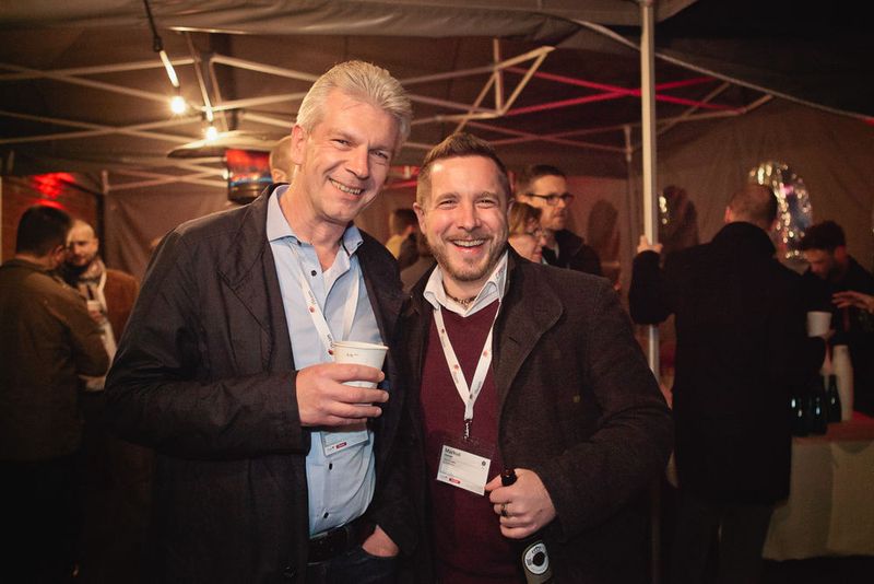 Auch draußen kann man es sich gut gehen lassen (v. l.): Karsten Zygowski (cas-data GmbH) und Markus Steiner (CPX GmbH) (Astrid Piethan)