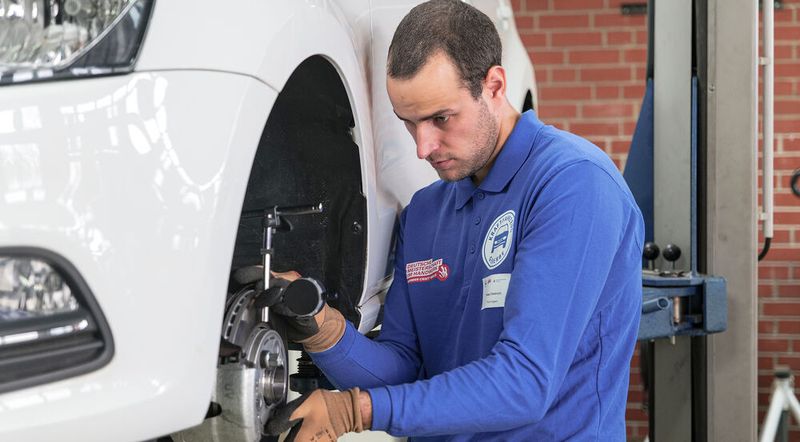 Phillip Dietrich aus Thüringen sucht hier nach dem Grund dafür, das bei dem VW Polo beim Bremsen das Lenkrad vibriert.  (Bild: Schmidt - VCG)