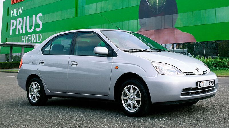 Der viertürige Prius fuhr in den USA auf Erfolgskurs, denn nur er überzeugte als Vollhybrid, bei dem Benzin- und Elektromotor unabhängig voneinander oder gemeinsam das Fahrzeug antreiben – anders als der Honda Insight, der nicht ohne Verbrenner fuhr. (Bild: Toyota)