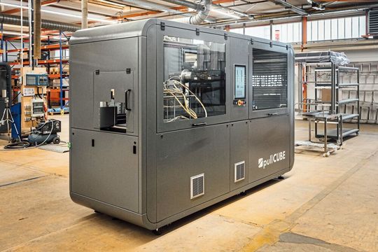 Nicht quadratisch, aber praktisch und gut: Mit 3,5 Metern ist der Pullcube die wohl kürzeste Pultrusionsmaschine der Welt. Nicht quadratisch, aber praktisch und gut: Mit 3,5 Metern ist der Pullcube die wohl kürzeste Pultrusionsmaschine der Welt.