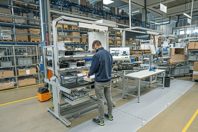 Die mit dem Systembaukasten von Minitec gestalteten Arbeitsplätze lassen sich flexibel den jeweiligen Mitarbeitern anpassen. Sie werden mit dem Werkerassistenzsystem Minitec Smart Assist durch den Montageprozess geleitet. (Bild: Minitec)