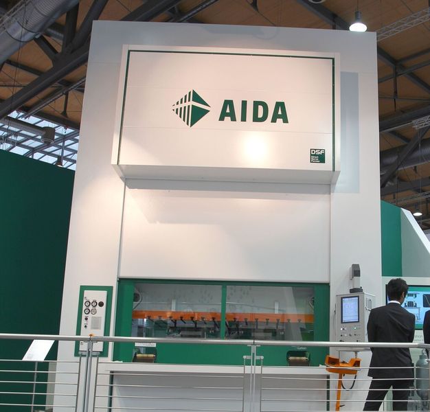 Aida hat auf der Euroblech eine 400-t-Servopresse aufgebaut, um die Vorteile des neuartigen Servo-die-cushion-Verfahrens zu demonstrieren. (Bild: Königsreuther)