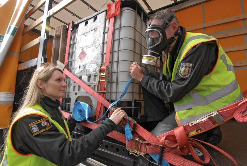 Ladungssicherung ist nicht nur bei Chemikalien besonders wichtig. Doch Experten und Polizisten stellen immer wieder Verstöße fest.  (Bild: Polizei Münster)