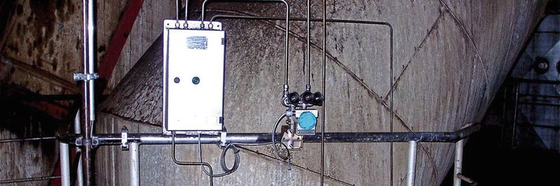 Staudrucksonde Deltaflow an einer Rauchgasleitung mit Luftspüleinrichtung LSP – Einlaufstrecken sind hier rar(Bild:  Systec Controls)