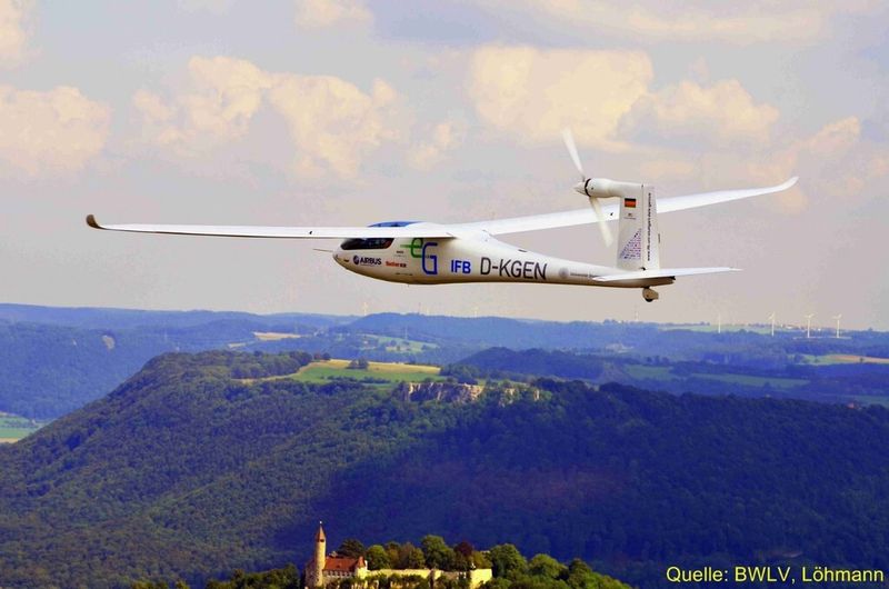 Noch ist der E-Genius nur ein zweisitziger Prototyp, doch IFB-Professor Rudolf Voit-Nitschmann ist zuversichtlich, dass die Forschungsergebnisse in der Zukunft auch für größere Flugzeuge Verwendung finden. (Bild: Uni Stuttgart)
