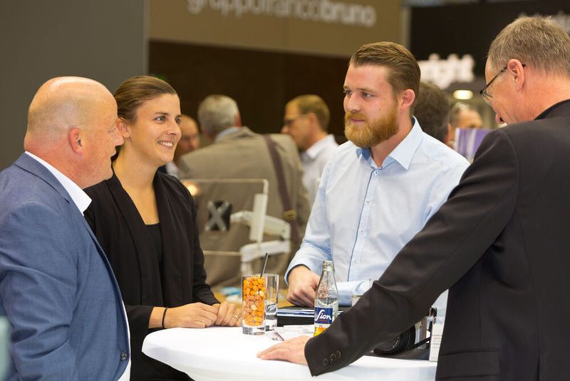 Im Gespräch mit Messebesuchern: Die Geschwister Scheidt-Halstenberg und Karsten Rudolf Scheidt (rechts neben ihr) führen das 1912 gegründete Unternehmen als geschäftsführende Gesellschafter in vierter Generation. (Bild: Scheidt GmbH & Co. KG)