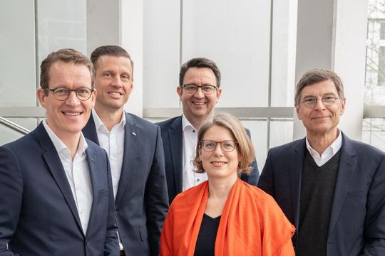 Erweitern ihre Forschungspartnerschaft (v.l.): Burkhard Eling (CEO Dachser), Alexander Tonn (COO Road Logistics Dachser), Stefan Hohm (CDO Dachser), Prof. Alice Kirchheim (Institutsleiterin Fraunhofer-IML) und Prof. Stefan Wrobel (Institutsleiter Fraunhofer-IAIS).(Bild:  Fraunhofer-IML/Frederic Eynck)