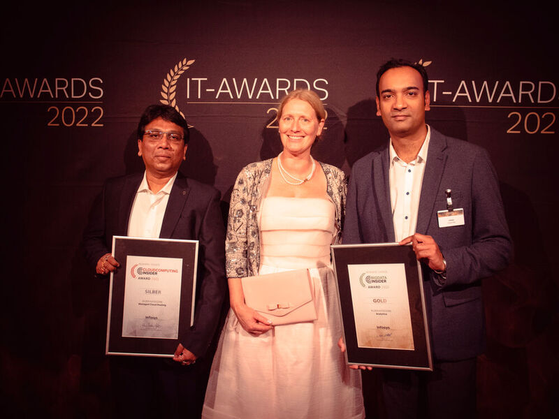 Infosys gewinnt zwei Preise, was gleich im Foto dokumentiert wird: Andrea Hendrickx mit Soumit Naha (links) und Sudipro Ray. (Bild: krassevideos.de / VIT)