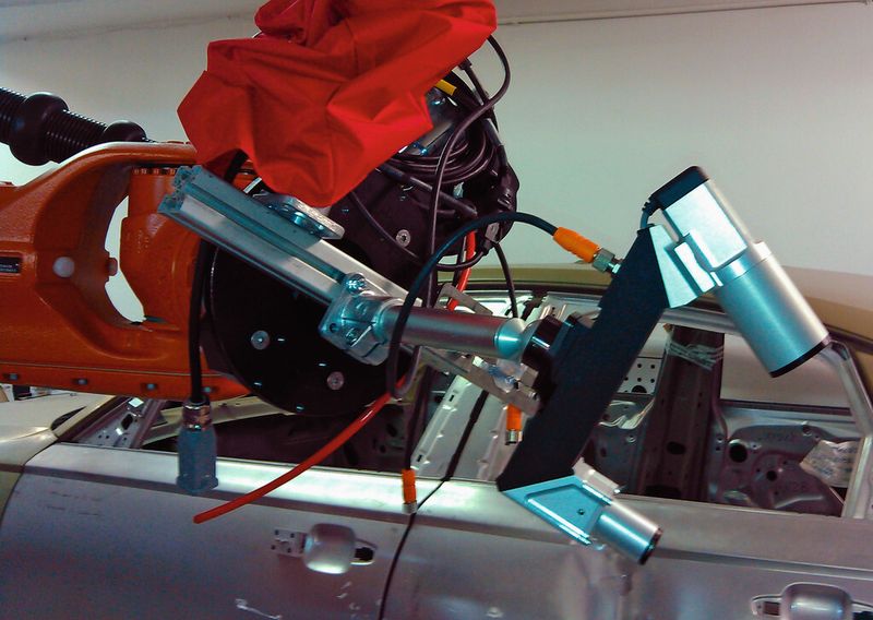 Bei dieser Anwendung sollen automatisiert Spaltmaße bei Karosserien gemessen werden. Dazu wird ein smartes Sensor-Interface für roboterbasierte Metrologie benötigt und ein portabler Sensorkopf. (Bild: Inos)