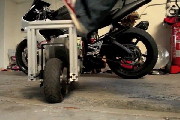 Auch feste Tritten von der Seite gleichen die beiden Gyros aus (Bild: Lit Motors)
