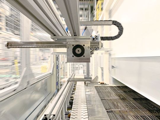 Der lange Hub der Zuführeinheit war für die Konstrukteure eine Herausforderung: Mit den bis dahin üblichen Kurbel- und Stangengetrieben wäre er nicht so zuverlässig zu realisieren gewesen – mit den Zahnstangengetrieben schon. Der lange Hub der Zuführeinheit war für die Konstrukteure eine Herausforderung: Mit den bis dahin üblichen Kurbel- und Stangengetrieben wäre er nicht so zuverlässig zu realisieren gewesen – mit den Zahnstangengetrieben schon.