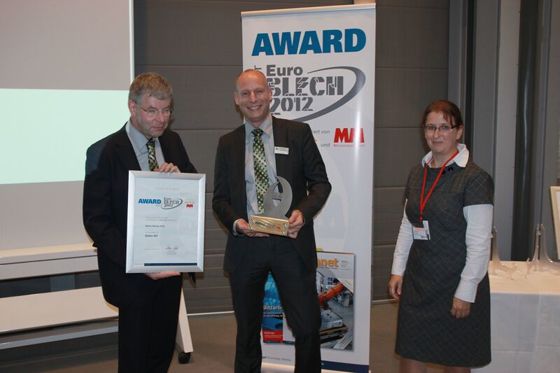 (v.l.) Projektentwickler Marinus Nijkamp und Entwicklungsleiter Marco Lichtenberg nahmen den Award für Safan Darley von Blechnet-Redakteurin Stefanie Michel entgegen. (Königsreuther)