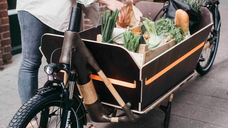 Die Transportbox für das E-Lastenrad dürfte genügend Platz für einen Familieneinkauf bieten.