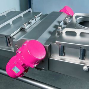 Auch Vibrationssiebmaschinen können empfindliche Schüttgüter sieben. Wichtig dabei: Einstellbare Siebparamter die individuell an das Siebgut angepasst werden.(Bild:  J. Engelsmann)