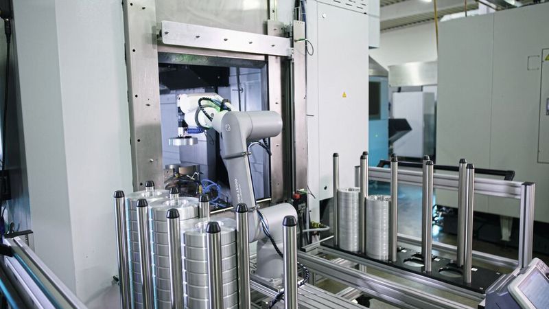 Eine Automatisierungslösung von Stima mit dem kollaborativen Roboter GoFa von ABB Robotics erledigt das vollautomatisierte Be- und Entladen einer CNC-Fräsmaschine bei  Metec CNC Präzisionsteile. Hierfür wurde ein Doppelgreifer mit integrierter Abblasfunktion entwickelt. Bevor der Roboter das Rohteil ablegt, befreit die Abblasdüse des Greifers den Schraubstock von Spänen.  (Bild: ABB AG)