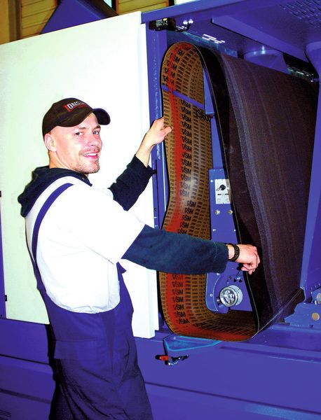 Hohe Standzeiten für Bänder und Bürsten. Diese sind bei Weber-Maschinen besonders hoch und planbar. Dafür sorgt die Weber-STC-Bolzenschleifbanktechnik mit bis zu 4 mm Toleranzausgleich. Bild: Hans Weber (Archiv: Vogel Business Media)