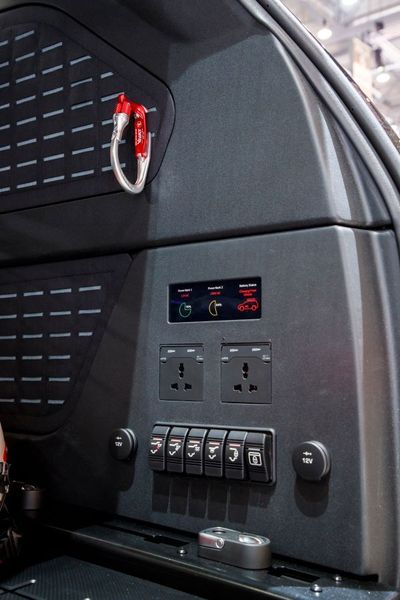 Auf dem Genfer Autosalon präsentiert Land Rover „einen zum Spezialfahrzeug für Not- und Katastropheneinsätze umgebauten Land Rover Discovery mit einer Drohne an Bord. (Land Rover)