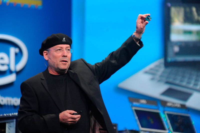 Mooley Eden war der Vater des Pentium M. Hier präsentiert er allerdings auf einem späteren IDF den Sandy-Bridge-Nachfolger Ivy Bridge.  (Bild: Intel)