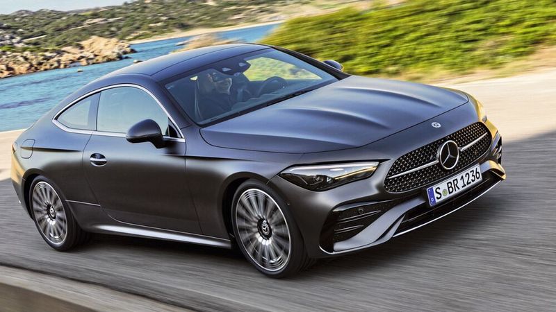 Power-Domes auf der Motorhaube verleihen dem Stuttgarter Beau eine kraftvolle Note. (Bild: Mercedes-Benz)