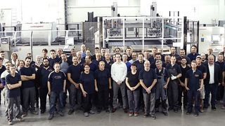 Die Belegschaft von Garant Productions vor der neuen Salvagnini-Maschine (Bild: Hoffmann-Group)