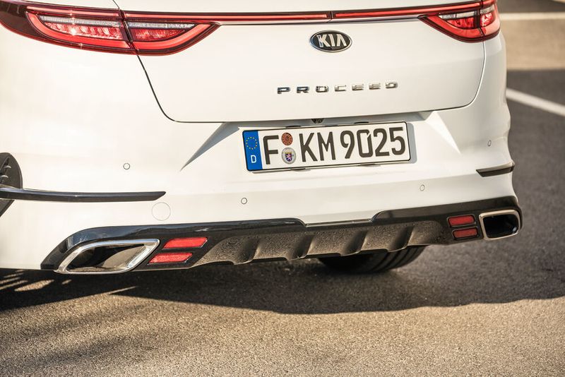 Am Heck haben die Entwickler einen großen Diffusor untergebracht. (Kia)