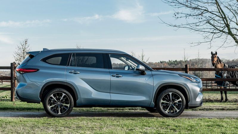 Der Toyota Highlander erstreckt sich auf immerhin 4,95 Meter und wiegt über zwei Tonnen.(Bild:  Toyota)