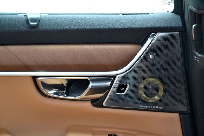 Bereits in der Basisausstattung ist ein Audiosystem mit sechs Lautsprechern und einer Bluetooth-Freisprecheinrichtung mit an Bord, ab der mittleren Ausstattungslinie hält ein Sound-System mit zehn Lautsprechern Einzug. (Mauritz)