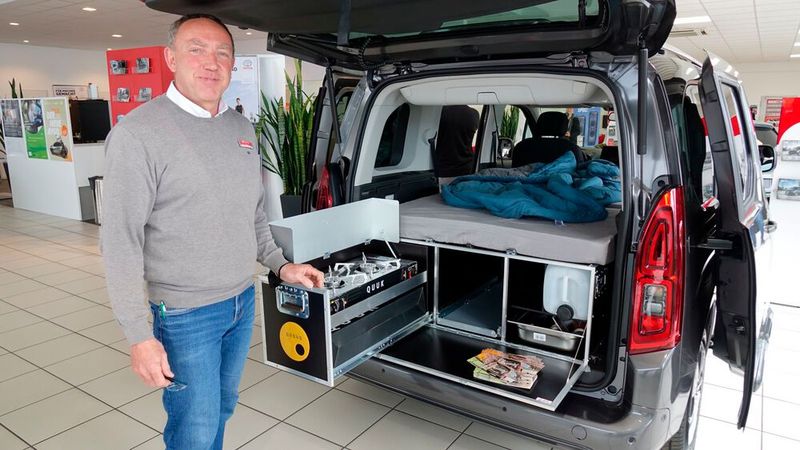 Serviceleiter Christian Meyer (Foto) und Betriebsleiter Julian Stellpflug sind beide große Camping-Fans und haben deshalb eigene Campervans auf Toyota-Basis kreiert. (Bild: Rosenow/»kfz-betrieb«)