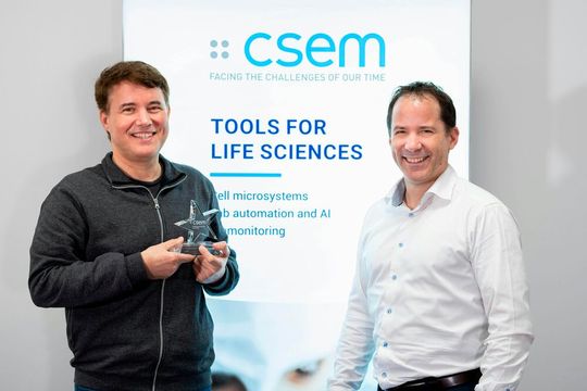 Von links nach rechts: Noa Schmid (Expert Tools & Instruments for Life Sciences, CSEM) und Vincent Revol (VP, Industry 4.0 & Life Sciences, CSEM).(Bild:  CSEM)