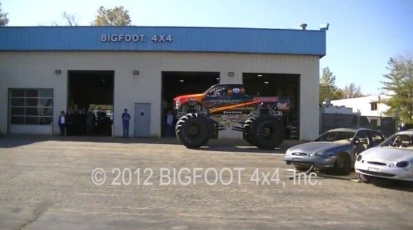 Der Bigfoot 20: der weltweit erste Monstertruck mit Elektroantrieb macht mit über 260 kW und 1100 Nm Autos umweltschonend platt (Bild: Bigfoot 4x4 Inc.)