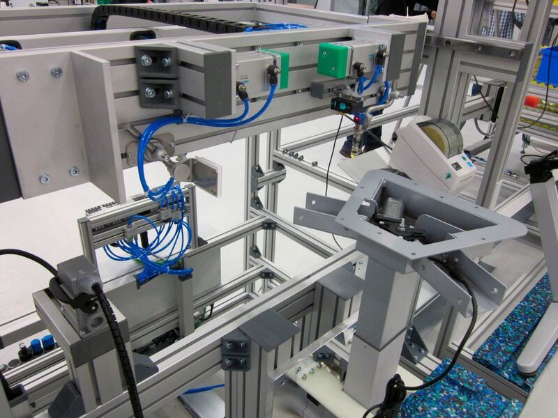 Die Einsatzmöglichkeiten der Montage- und Testlinien von Minitec sind breit gefächert; das Bild zeigt einen Montageprozess in der Produktion von Büromöbeln eines weltweit aktiven Herstellers. (MiniTec)