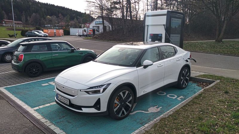 Den Polestar 2 gibt es mit zwei Akkugrößen: 69 kWh und 82 kWh. Die Ladedauer von zehn auf 80 Prozent bei DC-Laden gibt Polestar mit 34 beziehungsweise 28 Minuten an. Auf den Akku gewährt Polestar Garantie: acht Jahre oder 160.000 Kilometer Laufleistung. Fällt die Kapazität der Batterie unter 70 Prozent ihrer ursprünglichen Kapazität, wird sie kostenlos ersetzt. (Bild: Thomas Günnel/Automobil Industrie)
