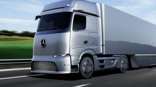 Was die Elektrifitzierung des Schwerlasttransports angeht, so rechnen Forscher des Fraunhofer-ISI damit, dass batteriebetriebene Lkw eher wirtschaftlich sein werden als welche mit Brennstoffzellen. Hier mehr dazu ... (Bild: Mercedes)