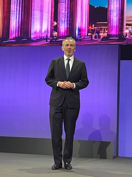 Thomas Jarzombek, Parlamentarischer Staatssekretär beim Bundesminister für Digitales und Staatsmodernisierung, erklärt, wie KI zum Beispiel Genehmigungsverfahren beschleunigen kann. (Bild: Vogel IT-Medien)