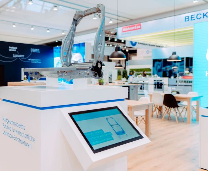 Thyssenkrupp Steel hat auf der Euroblech 2022 in Hannover demonstriert, wie man mit Stählen die Sitzstrukturen von Fahrzeugen für jeden Crashfall stabil genug machen kann – plus Leichtbaueffekt. Das klappt etwa mit hochfesten, kaltgewalzten Mehrphasen-Stählen.  (Bild: Thyssenkrupp Steel / J. Kraemer)