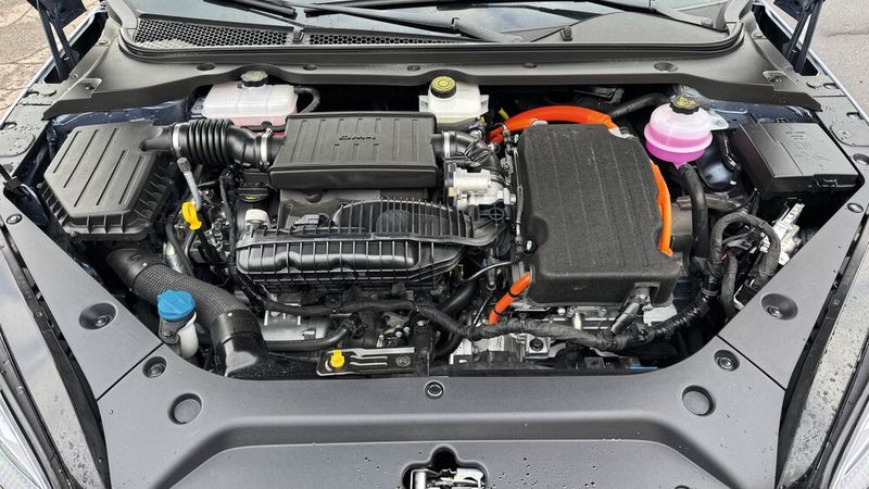 Der Plug-in-Hybrid verfügt über einen 1,5-Liter-Benziner mit 98 PS, der primär als Generator dient. Der 197 PS starke Elektromotor treibt die Vorderachse an. (Bild: Achter – VCG)