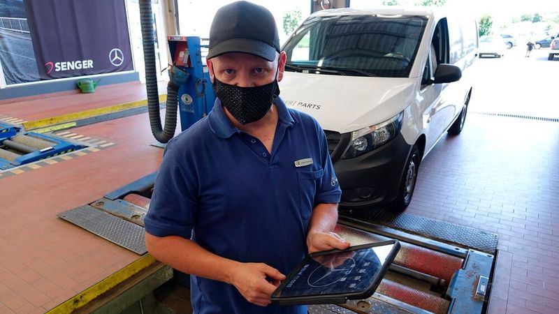 Auch in der Annahme benutzen die Auto-Senger-Mitarbeiter selbstverständlich Tablets mit Zugang zu allen Kundendaten. (Bild: Rosenow/»kfz-betrieb«)