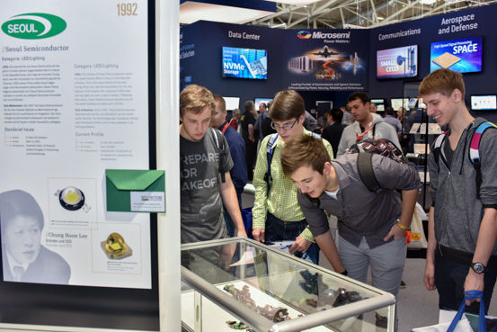 Besucher inspizieren Henry. Das Museum zog 