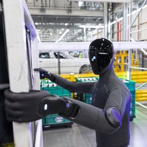Figure 03 im Einsatz: Dank taktiler Sensoren und Kameras in den Händen sequenziert der Roboter angelieferte Bauteile für die Montage.(Bild:  BMW)