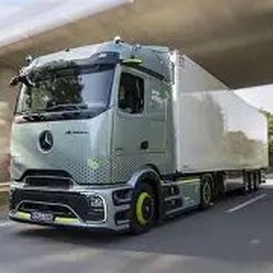 Wenn es nach Daimler Truck geht, dann rollen bald aus Cheb (Eger) Lkw vom Band. Das freut auch die Region Nordbayern – genauer gesagt, das Fichtelgebirge. Denn dort verspricht man sich positive wirtschaftliche Impulse aufgrund dieser Pläne. (Bild: Daimler Truck)