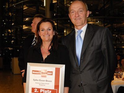 Women´s Award, Platz 2: Sylke Esser-Bruss mit Renault-Deutschland-Vorstand Reinhard Zirpel. (Archiv: Vogel Business Media)