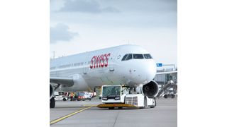 Zum Ziehen oder Schieben hebt der Schlepper Phoenix das Bugrad des Flugzeuges mit acht Hydraulikzylindern binnen 60 Sekunden an. (Bild: Voss Fluid)