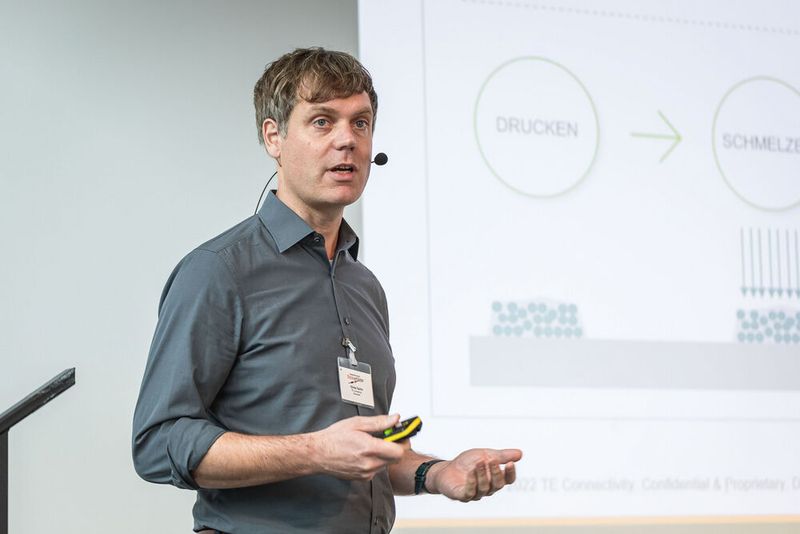 16. Anwenderkongress Steckverbinder: Der Tag 2 auf dem Steckverbinderkongress 2022 hatte den Themenschwerpunkt auf Oberflächen und Werkstoffen. Das umfasste die Konfektion Schwerer Steckverbinder für den Schaltschrankbau ebenso wie Hochstromkontakte für die E-Mobilität und funktionalisierte Oberflächen im Einsatz auf der ISS im Weltraum. (Bild: Elektronikpraxis)