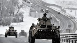 Panzer rollen in der Ukraine vorwärts, bei uns geht die Wirtschaft rückwärts! Wie das IAB in einer Befragung festgestellt hat, leiden vor allem das deutsche Verarbeitende Gewerbe und die Großbetriebe. Das hat unmittelbare Konsequenzen. Hier mehr dazu ... (Bild: dpa)