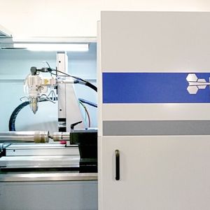 Für die Schiebetürsysteme, die Grundlage der Maschinensicherheit und für die Abschirmung des Lasers erforderlich sind, setzt Hornet Linearführungen von Rollon ein.