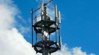Nicht schön, aber essenziell: ein Mobilfunkmast. Bisher kommt hier fast ausschließlich proprietäre Technik zum Einsatz. Die offene Open-RAN-Alliance will das ändern. (Bild: frei lizenziert)