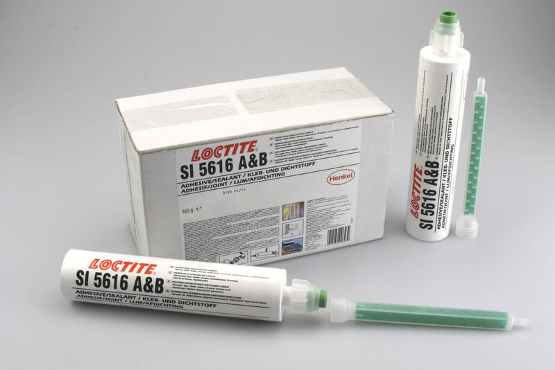 Loctite SI 5616 wird in unterschiedlichsten Abpackungen angeboten, zum Beispiel einer neuen koaxialen 300-Milliliter-Doppelkartusche, die mit den meisten manuellen Silikon-Handdosierpistolen kompatibel ist. (Bild: Henkel)