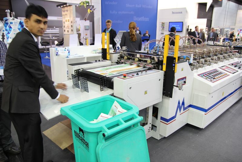 K 2013 Impressionen: Verpackungstüten mit Dekor am laufenden Band... (Bild: Königsreuther)